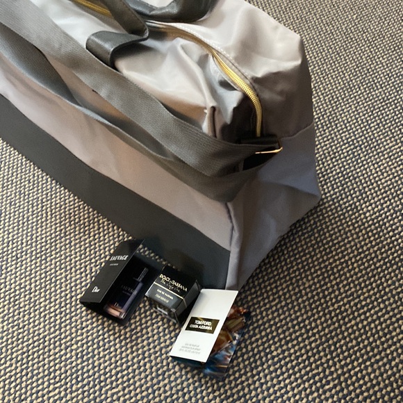 New Azzaro nylon weekend tote with 3 perfume samples. Dolce 0.25 oz and 2 minis - Picture 9 of 14